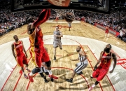 开云下载-伊萨克，NBA季后赛之夜的隐形主宰，存在感如何拉满全场？