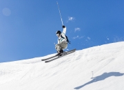 开云体育APP下载-赛道上的逆袭，哈斯鏖战梅赛德斯，塞恩斯高光时刻