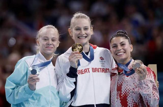 俄罗斯体操选手精彩表现，收获奖牌