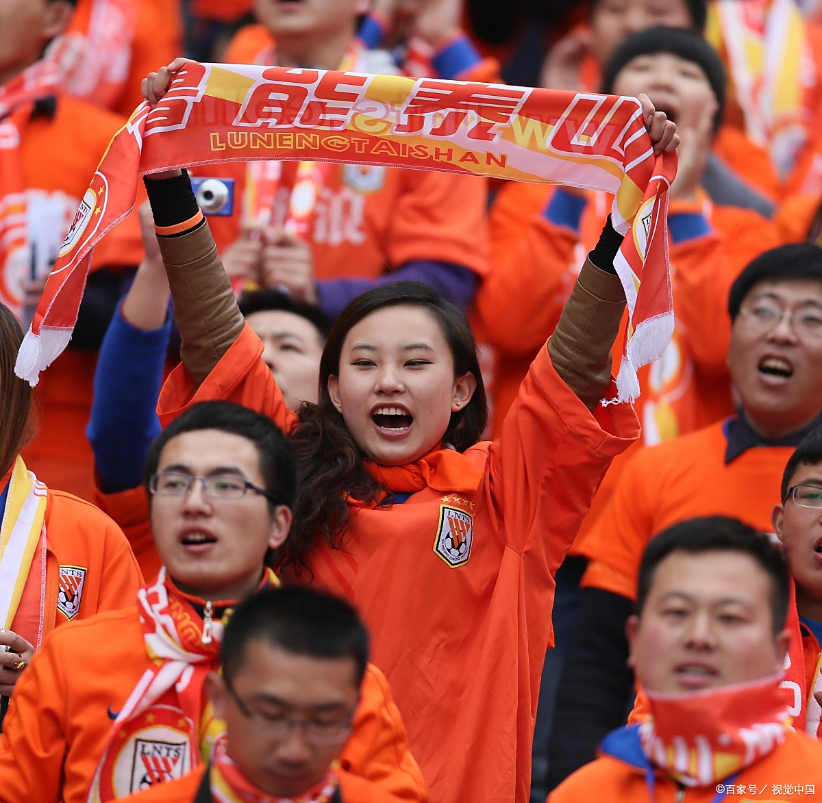 球迷狂热呐喊，球场热情高涨