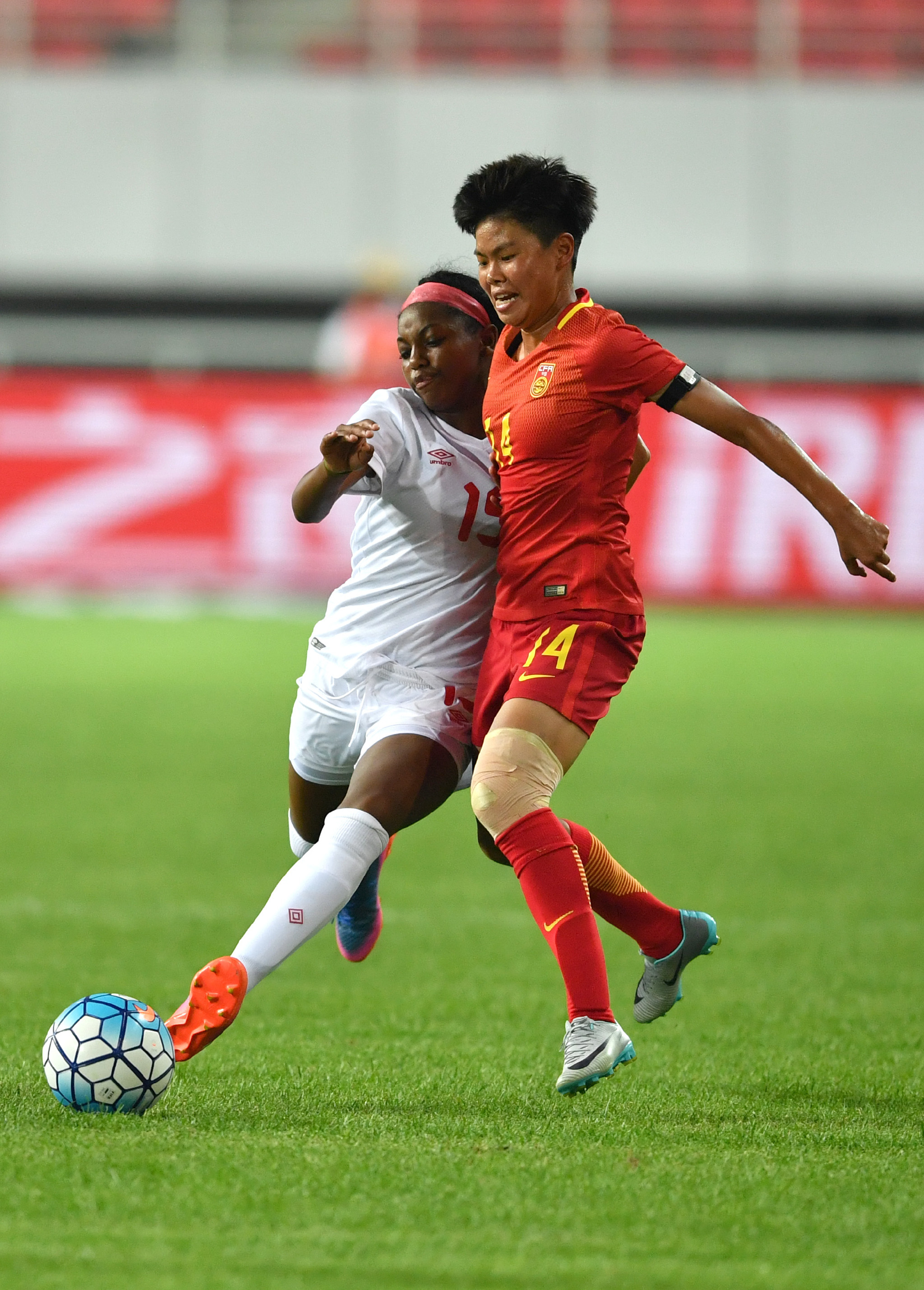 足球赛事中,女子运动员表现抢眼 足球赛事中,女子运动员表现抢眼