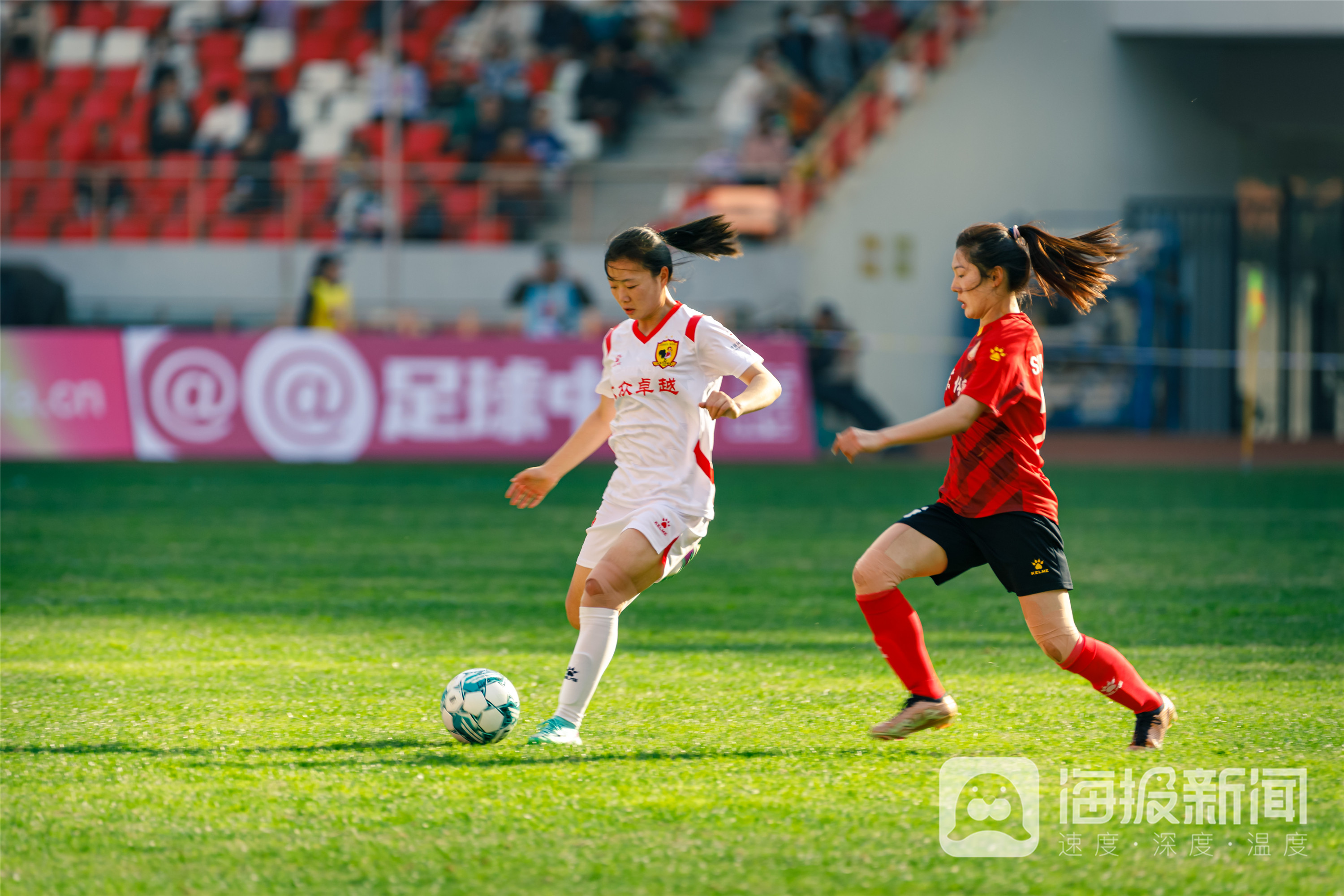 足球赛事中,女子运动员表现抢眼 足球赛事中,女子运动员表现抢眼