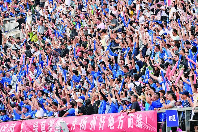 精彩比赛深深吸引眼球，观众热情高涨