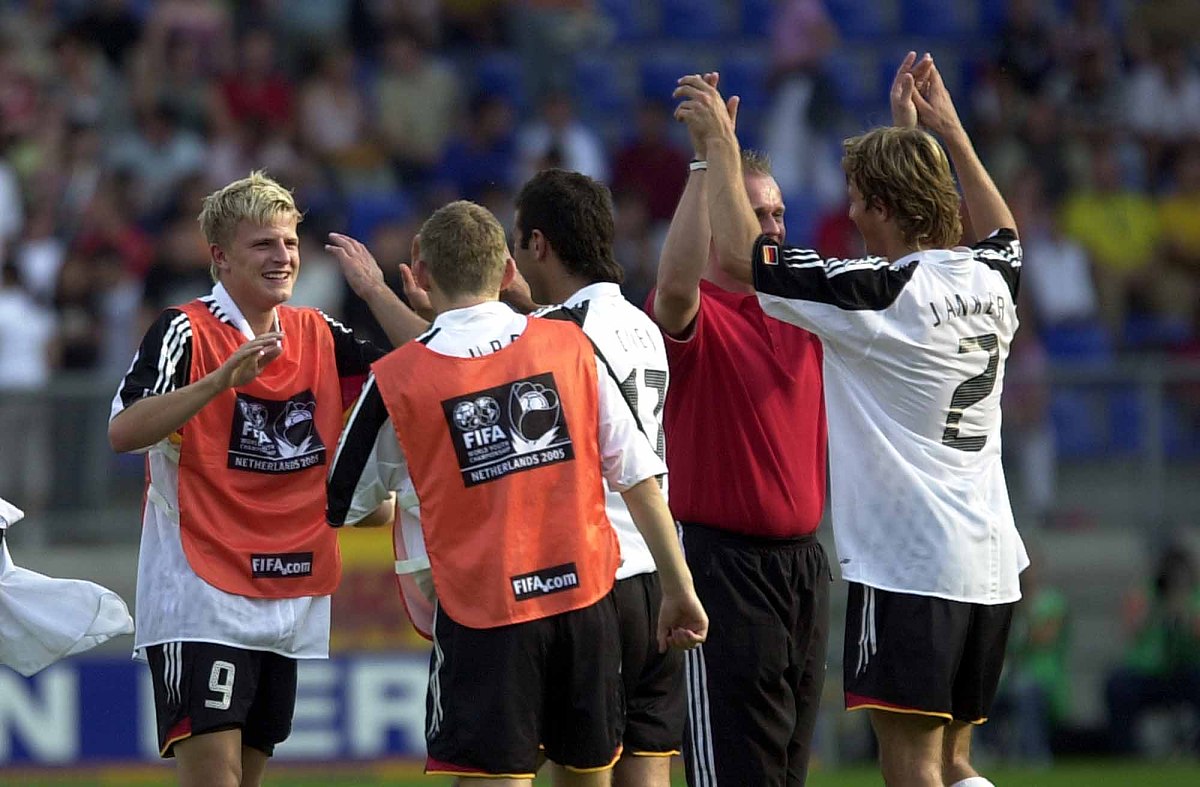 荷兰队遇强劲对手，晋级形势临危