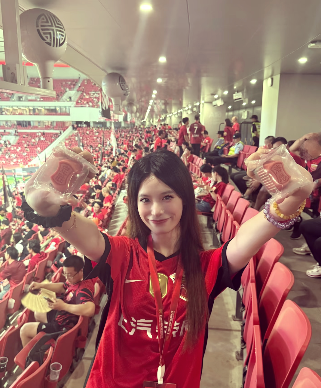 上海上港队员备战国际大赛，积极进取的简单介绍