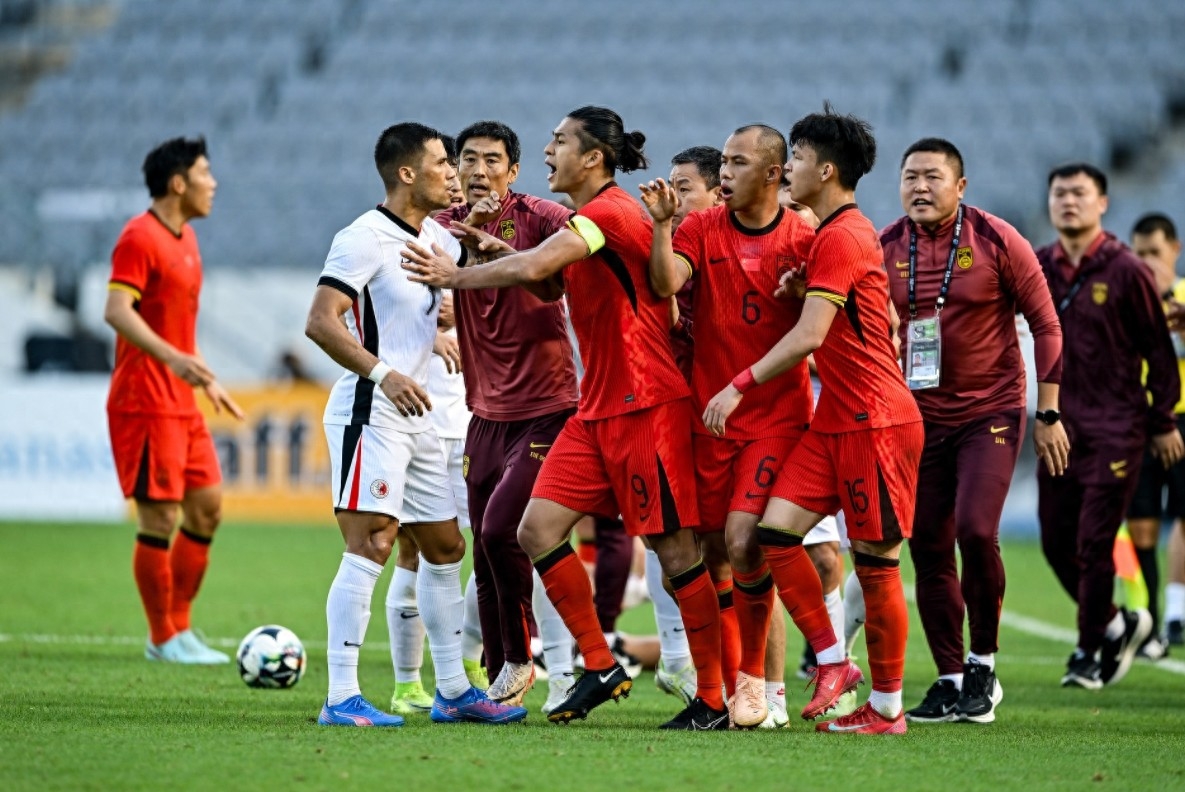 战火连连！国内足球联赛球员身手不凡的简单介绍