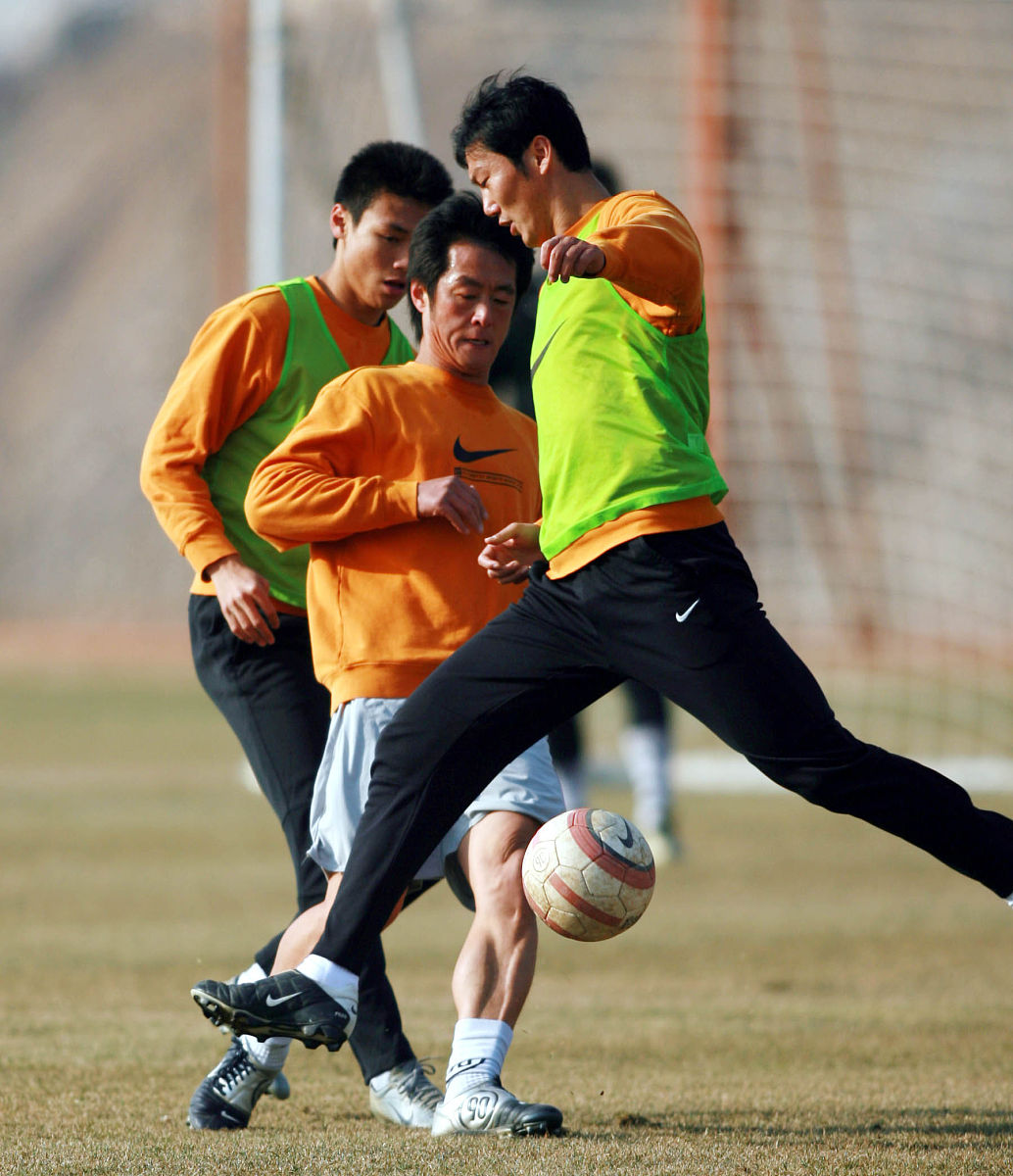 战火连连！国内足球联赛球员身手不凡的简单介绍