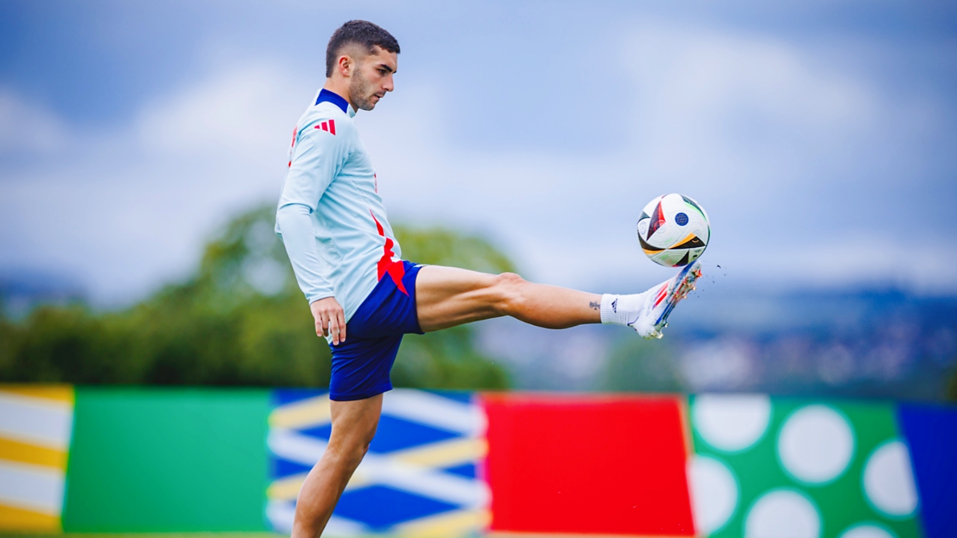 巴黎完胜巴萨，费兰·托雷斯送出助攻的简单介绍