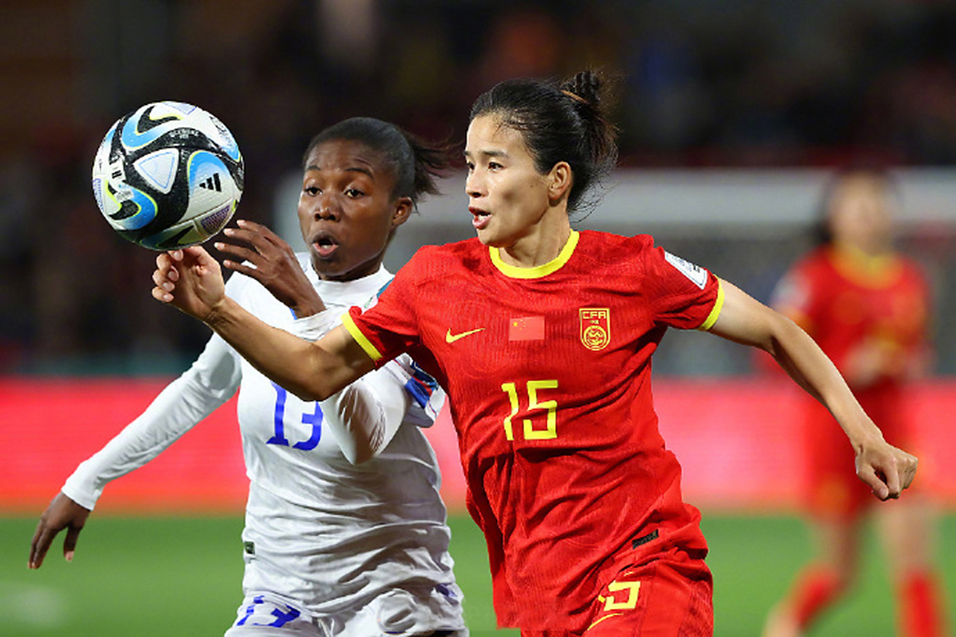 女足球员在决赛中表现突出夺冠