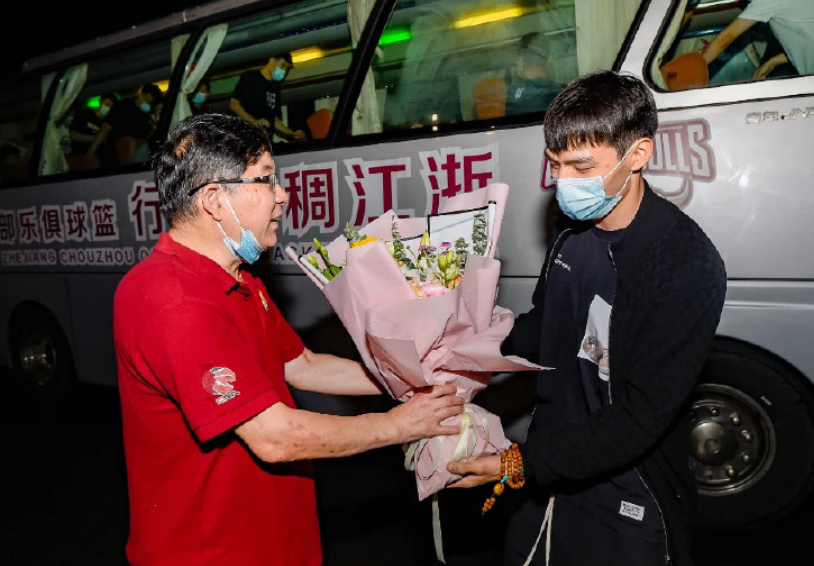 关于支持者热情迎接球队归来,热闹非凡的信息 关于支持者热情迎接球队归来,热闹非凡的信息