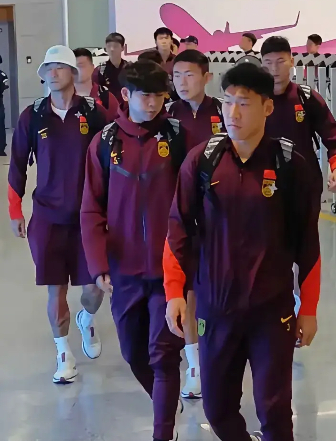 关于支持者热情迎接球队归来,热闹非凡的信息 关于支持者热情迎接球队归来,热闹非凡的信息