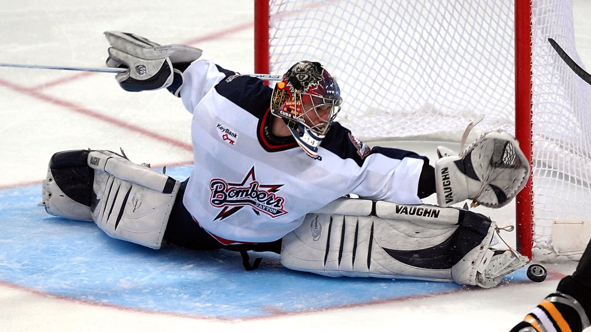 红黑军团绝境逢生，莱万独扛大旗助AC米兰险胜马德里竞技